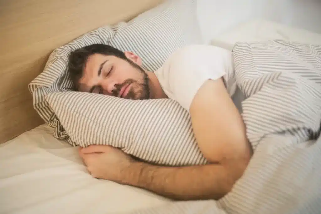 Sommeil profond dans un lit moelleux